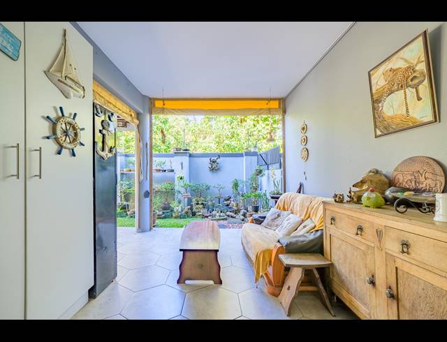 2 BEDROOM APARTMENT FOR SALE IN SHEFFIELD BEACH